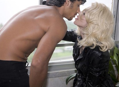 Madonna yeu 'phi cong' vi cam giac tre trung hinh anh