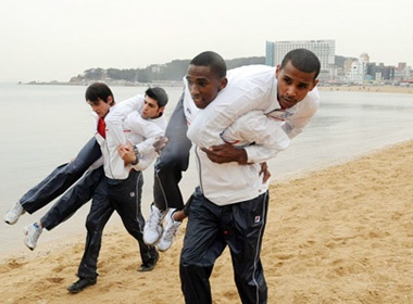 Thi sinh Nam vuong khoe 'suc manh' tren bien hinh anh