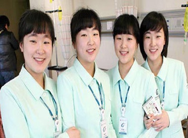Nhung trung hop thu vi ve chi em sinh bon hinh anh