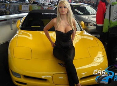 Nguoi dep boc lua tai trien lam 'xe do' Dong Au hinh anh