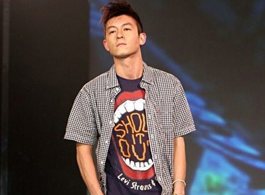 Tran Quan Hy bieu dien thoi trang hinh anh