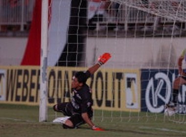 Thu mon gay tay vi 'an qua lua' penalty hinh anh