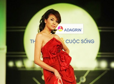 Chan dai sai buoc tren catwalk hinh anh