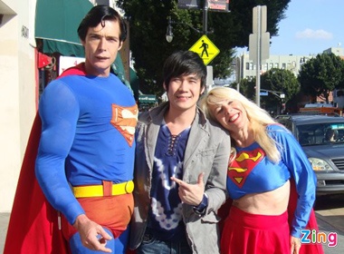 Khanh Phuong hoi ngo... gia dinh sieu nhan hinh anh