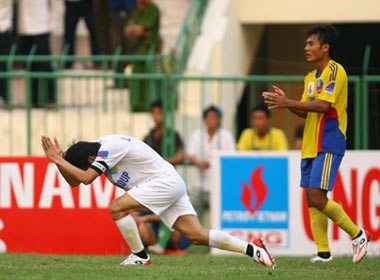 Cong Vinh cui lay trong tai hinh anh