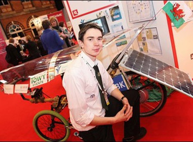 19 tuoi va phat minh xe dap mat troi hinh anh