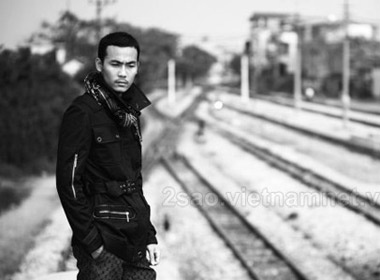 Son Tung tam trang ben duong sat hinh anh