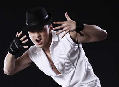 Ung Hoang Phuc phong tran ao trang hinh anh