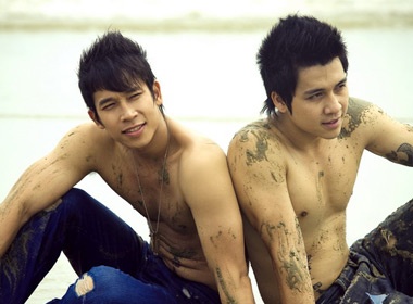 The Men lai khoe body tren bien hinh anh