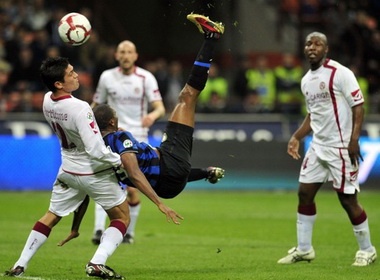 Eto’o va Robben choi sang nho ‘sieu pham’ hinh anh