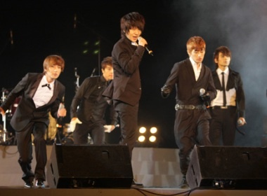 Super Junior toa sang tren san My Dinh hinh anh