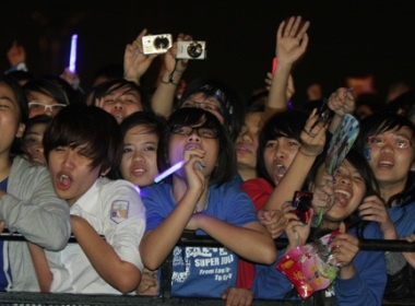 Hon 20 fan ngat trong dem dien cua SuJu hinh anh