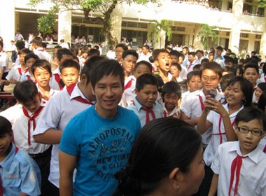 Ly Hai bi fan nhi bua vay hinh anh