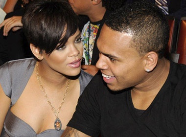 Rihanna van 'at via' Chris Brown hinh anh