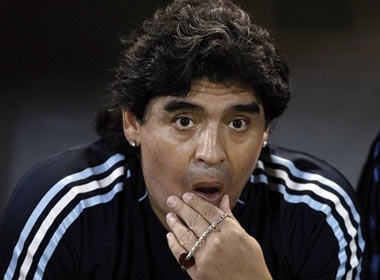Maradona nhap vien khan cap vi bi cho can hinh anh