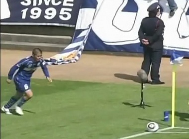 Tien ve ghi ban tu cham phat goc hinh anh