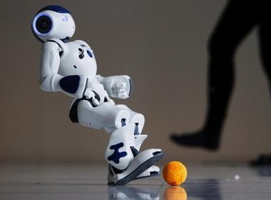 Robot choi bong da o Scotland hinh anh