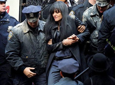 Nhung man hanh dong gay can cua Angelina Jolie hinh anh