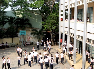 Phu huynh ’xu’ hoc tro ngay giua san truong hinh anh