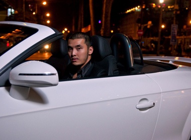 Ung Hoang Phuc tao dang ben xe hop hinh anh