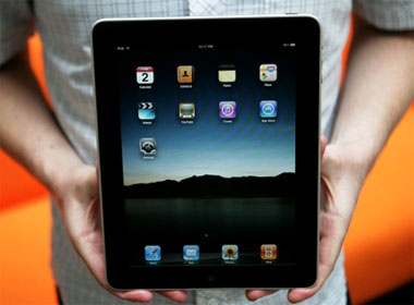 Teen 'tra tan' iPad bang gay bong chay hinh anh