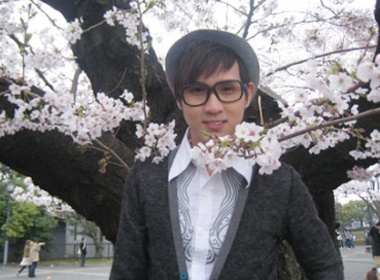 Nguyen Vu deo kinh Nobita tren dat Nhat hinh anh
