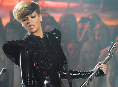 Rihanna lam 'no tung' san khau American Idol hinh anh
