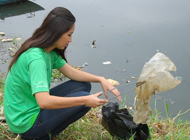 Mai Phuong Thuy lam Dai su xanh nhat rac ben bo bien hinh anh