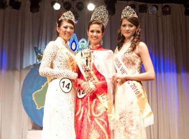 Hoa hau Viet Uc 2010 ve Viet Nam lam tu thien hinh anh
