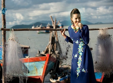 Bao Tran mac ao dai o bien hinh anh