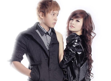 Dong Nhi khoe chan dai ben hot boy hinh anh