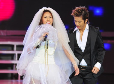 Thuy Tien mac vay co dau sexy hinh anh