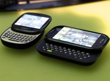 Microsoft ra mat 2 mau dien thoai danh cho teen hinh anh