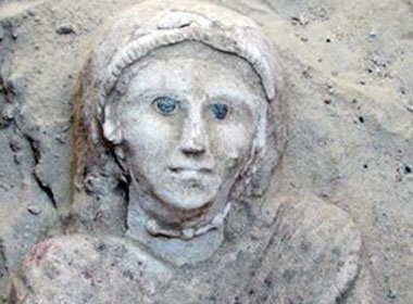 Ai Cap tim thay 14 ngoi mo voi mot xac uop mo mat hinh anh