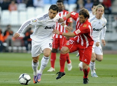 Ronaldo lap cong, Real nhoc nhan 'vuot ai' Almeria hinh anh