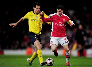 Barca chua buong tha Fabregas hinh anh