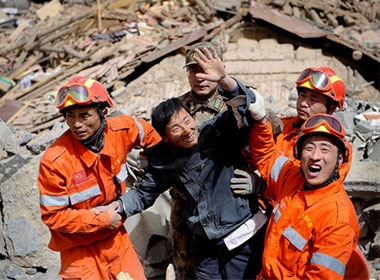 Anh Trung Quoc no luc cuu ho khong ngung nghi hinh anh