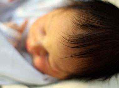 Dua tre dau tien ra doi sau dong dat Thanh Hai hinh anh