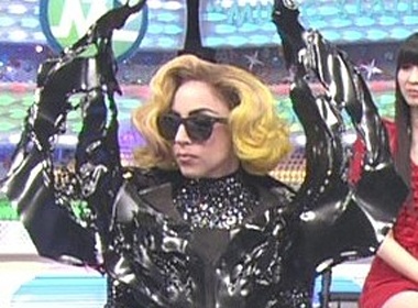 Lady GaGa deo canh len truyen hinh hinh anh