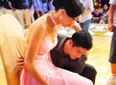 Tri Nguyen be Ngo Thanh Van roi san dau hinh anh