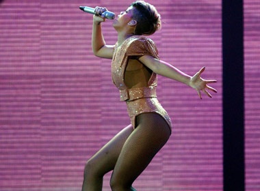 Rihanna bien hoa tren san khau hinh anh