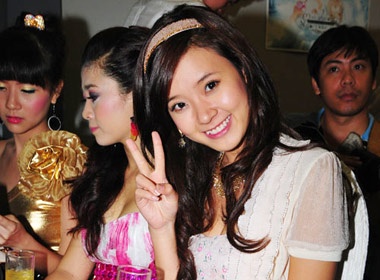 Midu rang ro trong tiec chuc mung ban hinh anh