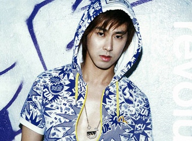 Truong nhom DBSK 'xi tin' hinh anh