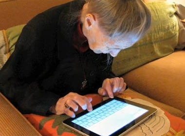 Cu ba 99 tuoi lam tho tren iPad hinh anh