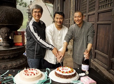 Ta Dinh Phong mo tiec an mung tai chua Thieu Lam hinh anh