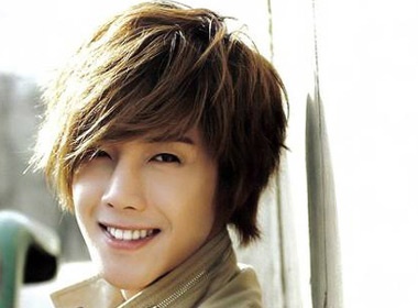 Kim Hyun Joong tinh tu ben ban dien hinh anh