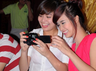 Khoanh khac dang yeu cua Hoang Thuy Linh va Dong Nhi hinh anh