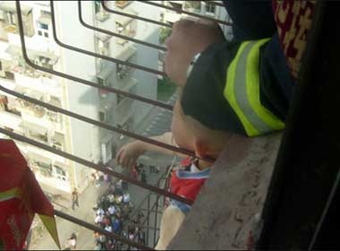 Cau be thoat chet ky dieu nho... doi tai hinh anh