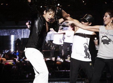 Bi Rain tu bo san khau thoi trang hinh anh