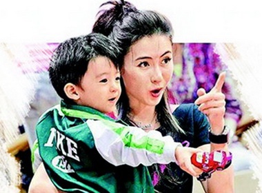 Truong Ba Chi xin loi con trai hinh anh